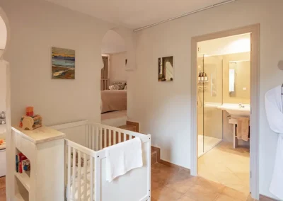 Olivera baby friendly apartment has a space for a cot just outside the main bedrroom, next to a mezzanine bathroom